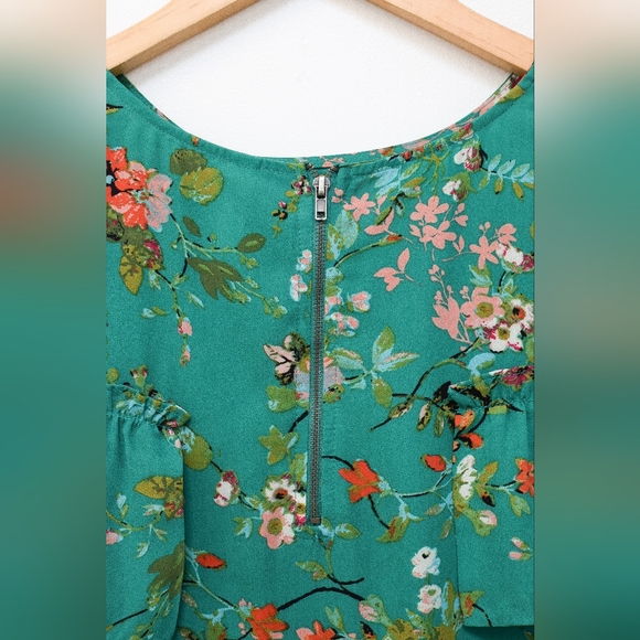 Xhilaration Green Floral Ruffled Short Sleeve Shirt Blouse Size M Boho Feminine - Picture 6 of 6
